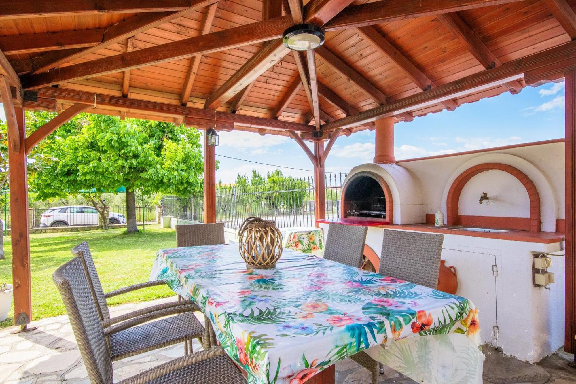 Private 6-Bdrm Villa With Garden 150M To Beach Paradisos Exterior foto