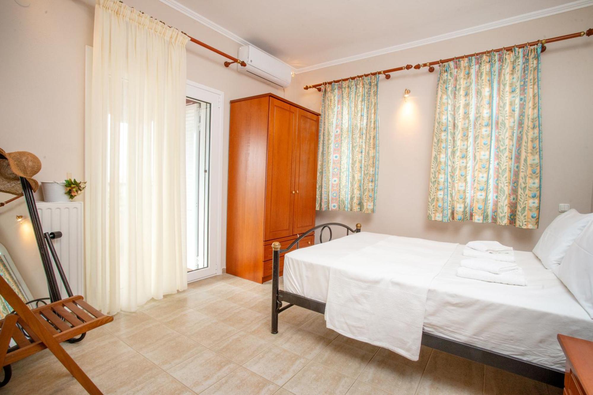 Private 6-Bdrm Villa With Garden 150M To Beach Paradisos Exterior foto